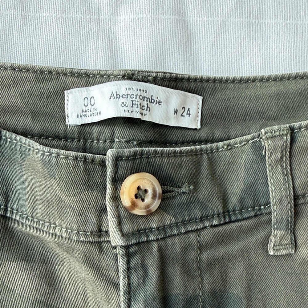 Abercrombie & Fitch Olive Camo Women's Low-Rise Shorts - Picture 2 of 4